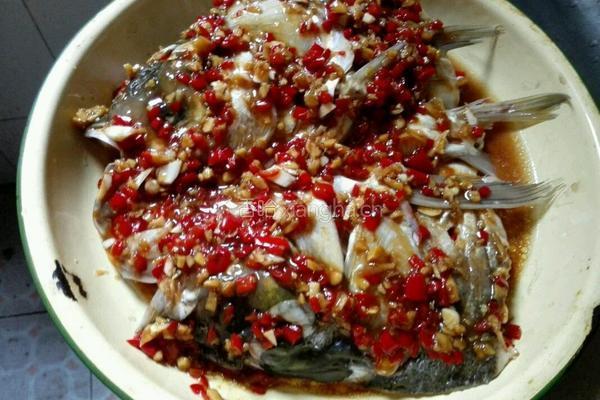 剁椒蒸鱼头的做法图解6