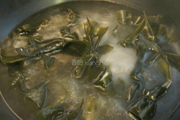 海带排骨汤的做法图解3
