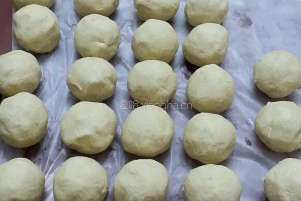 蛋黄莲蓉和五谷杂粮月饼的做法图解2