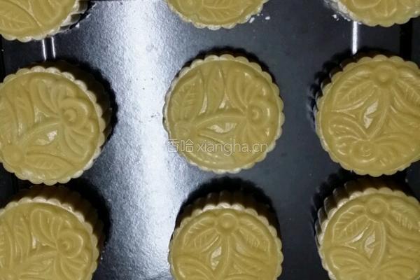 蛋黄莲蓉和五谷杂粮月饼的做法图解3
