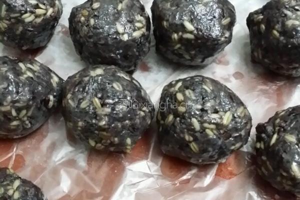 蛋黄莲蓉和五谷杂粮月饼的做法图解5
