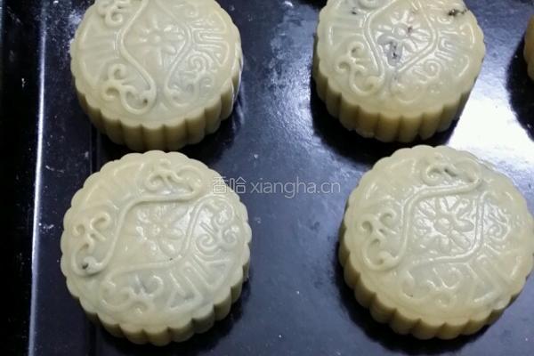 蛋黄莲蓉和五谷杂粮月饼的做法图解6