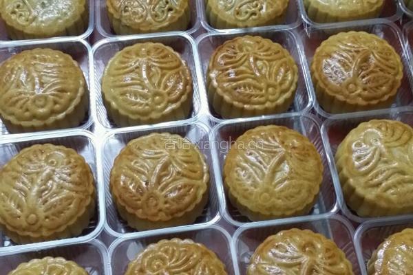 蛋黄莲蓉和五谷杂粮月饼的做法图解7
