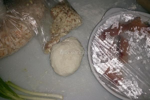 花式拌面镶鱼片的做法图解1