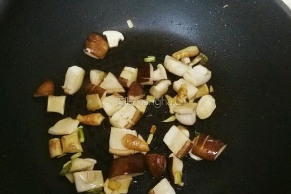 香菇鸡蛋炒青椒的做法图解2
