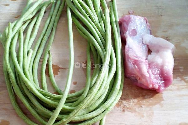 肉末炒豇豆的做法图解1