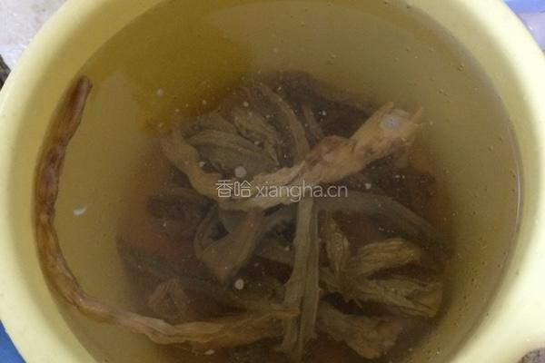 腊肉焖竹笋干的做法图解1