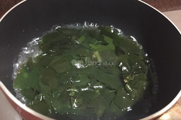 凉拌螺旋藻的做法图解3