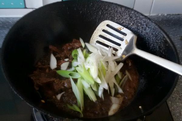 大葱爆牛肉的做法图解5