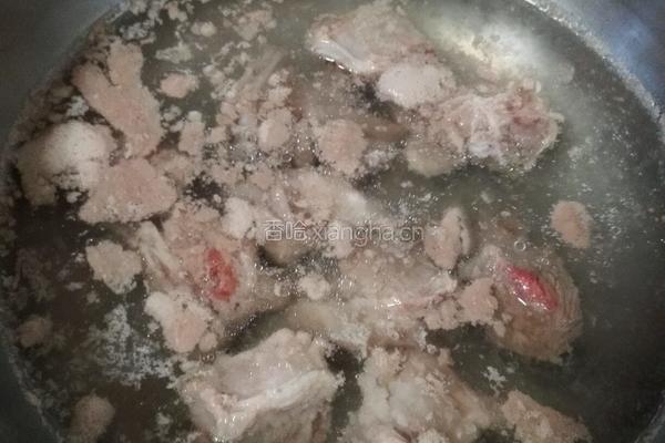 杜仲绣花针煲排骨汤的做法图解2