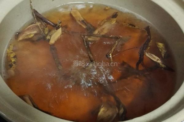 杜仲绣花针煲排骨汤的做法图解3