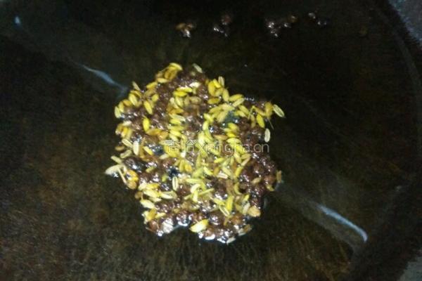 麻香鸭血炒香菇的做法图解2
