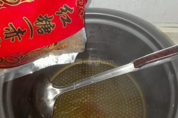 红糖米酒荷包蛋的做法图解3