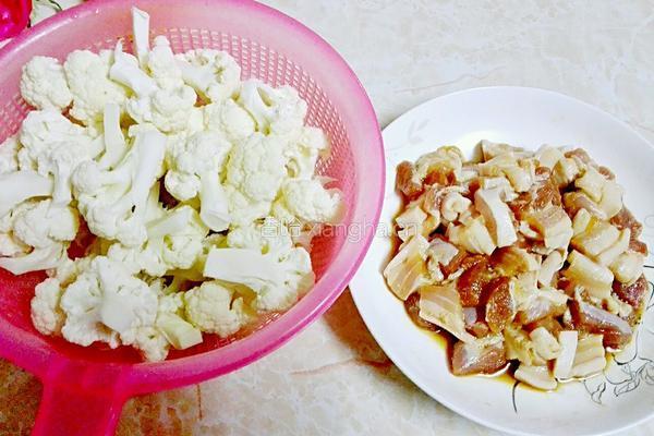 五花肉炒花菜的做法图解1