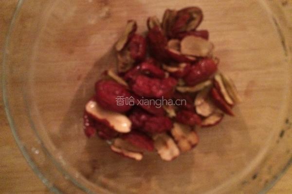 黄芪红枣花生汤的做法图解3