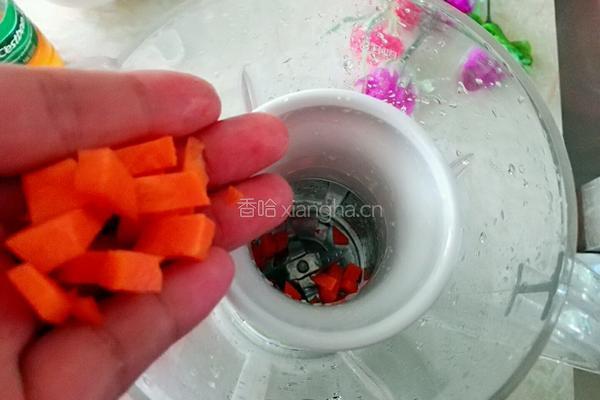 榨胡萝卜蜂蜜汁的做法图解2