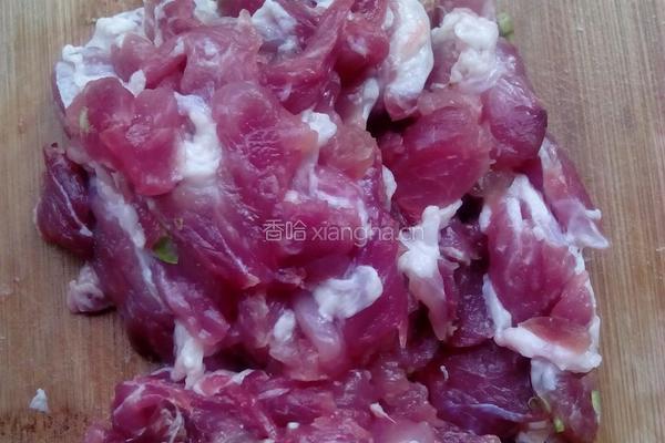 青椒炒肉的做法图解1