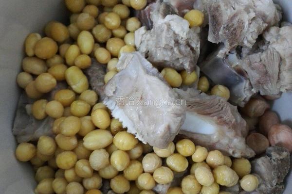 花生黄豆排骨汤的做法图解3