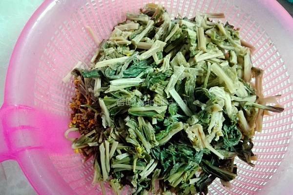 白菜心菜干汤的做法图解2