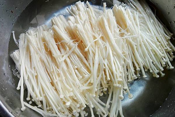 金针菇炒鸡蛋的做法图解1