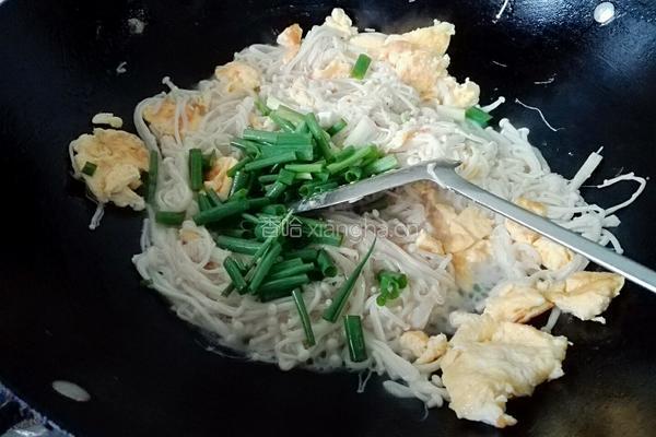 金针菇炒鸡蛋的做法图解9