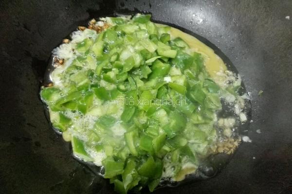 青椒鸡蛋的做法图解5