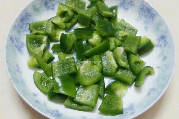 甜椒炒肉的做法图解2