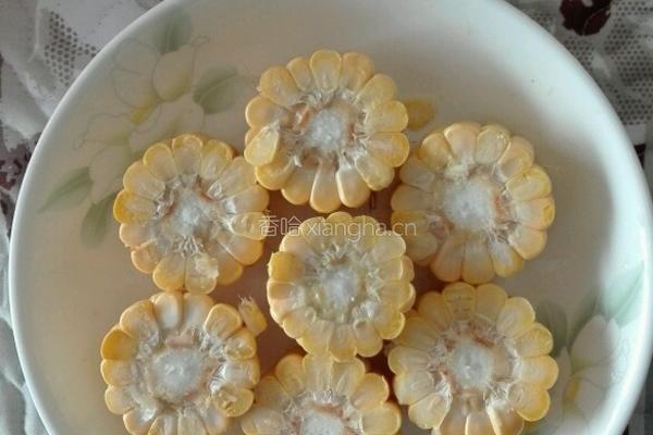 玉米菠菜丸子汤的做法图解2