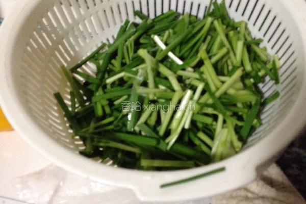 新鲜核桃仁炒韭菜的做法图解2