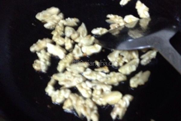 新鲜核桃仁炒韭菜的做法图解4
