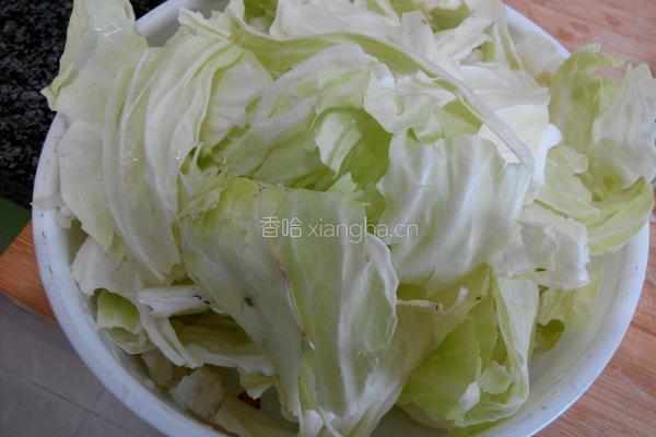 包菜炒辣肠的做法图解3