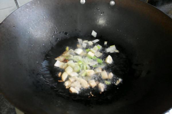 包菜炒辣肠的做法图解4