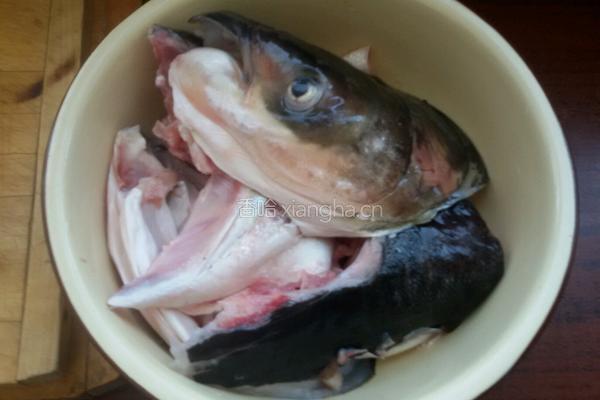 炖鱼头泡饼的做法图解1
