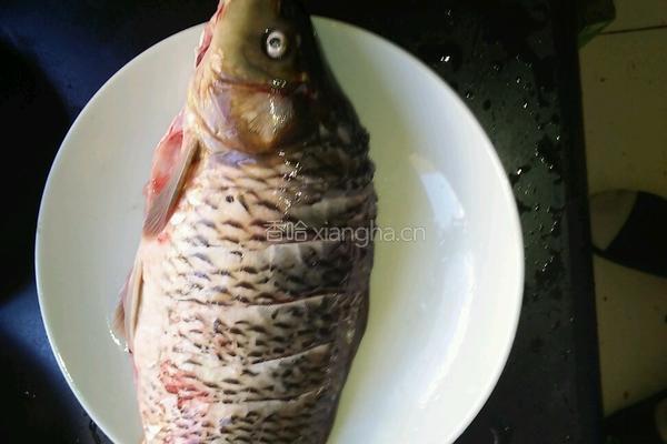 红烧鲤鱼的做法图解1