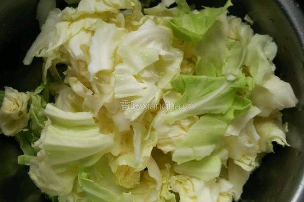 剩菜炒白菜的做法图解2