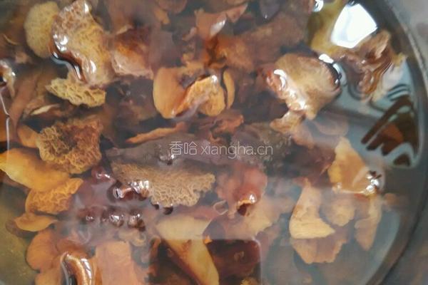 木耳炒肉的做法图解1