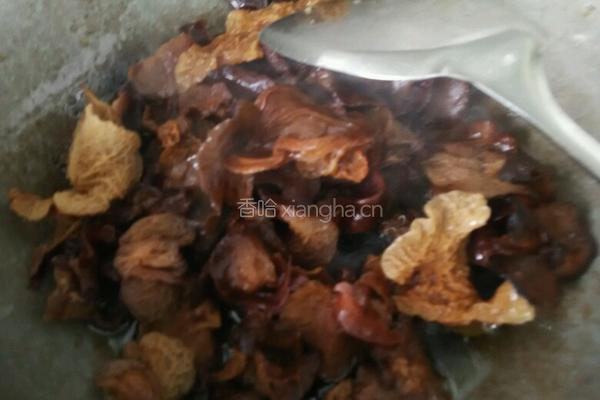 肉炒木耳的做法图解2