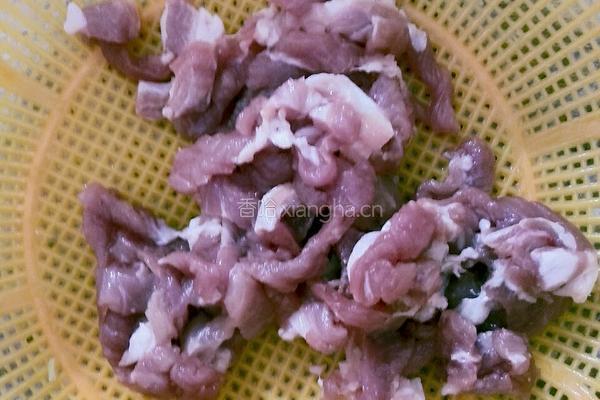 肉丝烩毛豆的做法图解1