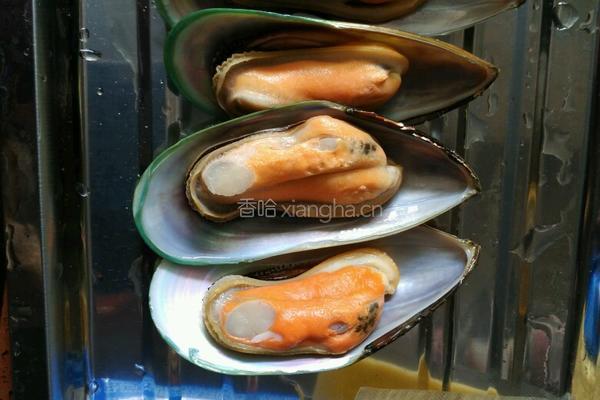 奶酪芝士辣椒蒜蓉烤青口的做法图解1