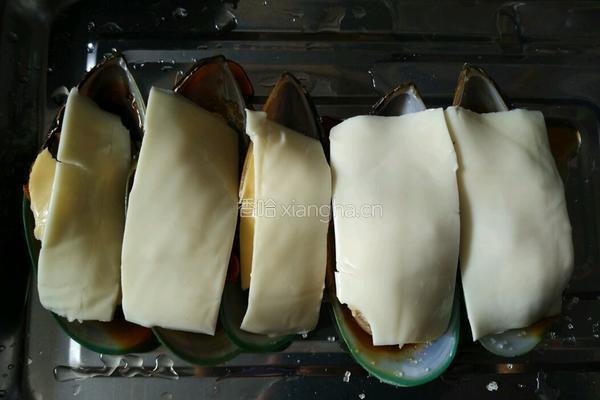 奶酪芝士辣椒蒜蓉烤青口的做法图解4