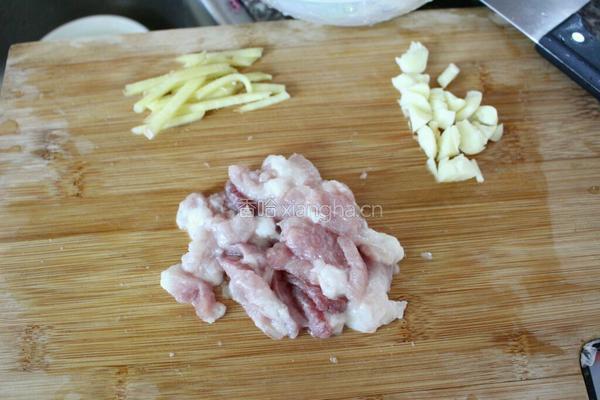 青菜炒肉片的做法图解1