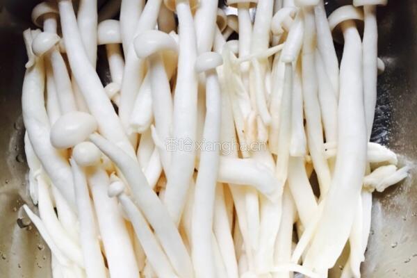 耗油鸡汁金针菇的做法图解1