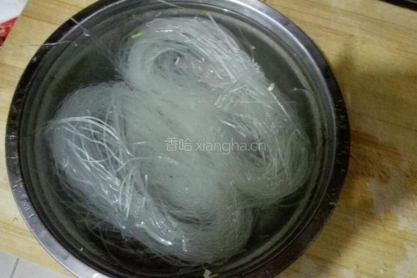 包菜粉丝炒鸡蛋的做法图解1