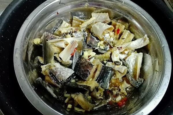 蒜蓉豉汁蒸鲮鱼干的做法图解4
