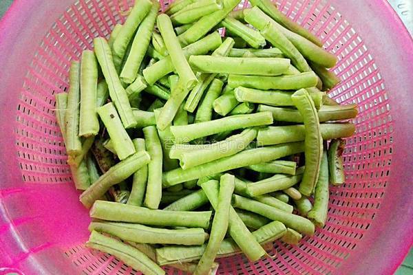 豆角炒猪肉的做法图解1