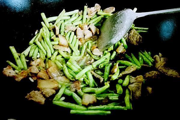 豆角炒猪肉的做法图解7