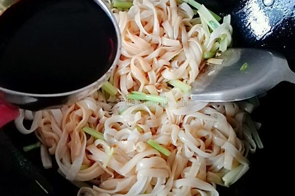 芹菜炒河粉的做法图解6