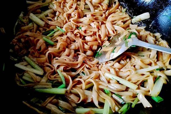 芹菜炒河粉的做法图解8