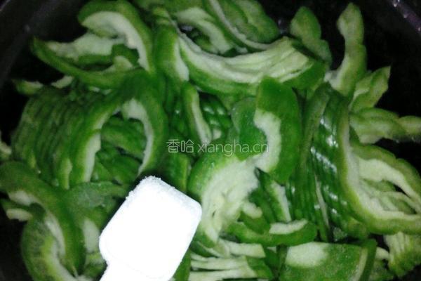 苦瓜牛肉的做法图解1