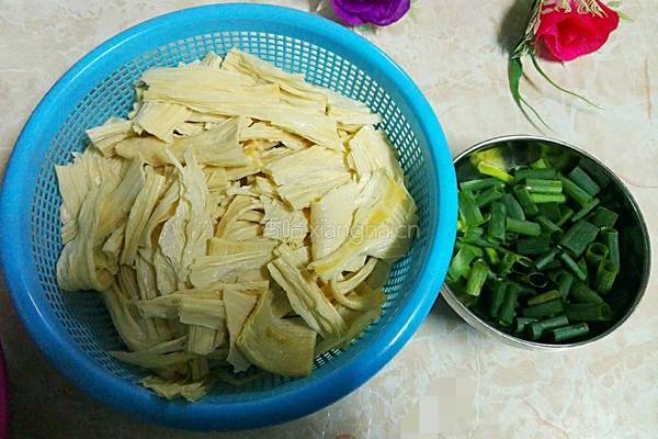 芹菜木耳炒腐竹的做法图解2